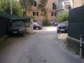 250820121088 cortile auto.jpg